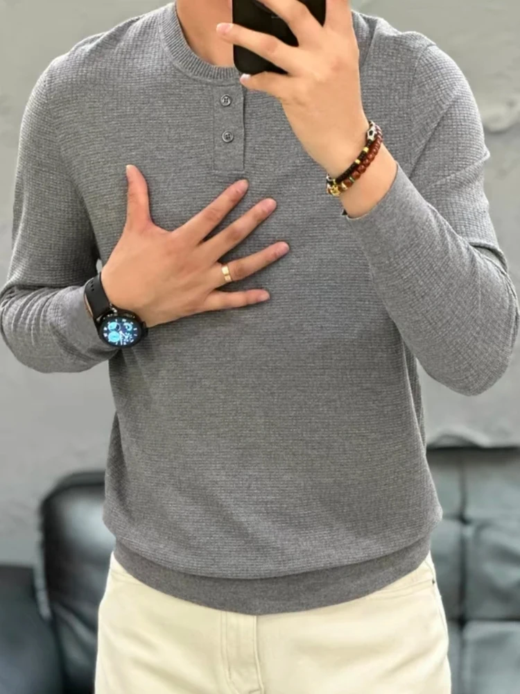 Модная вязаная мужская футболка с воротником Хенли, новинка осенне-зимнего сезона, повседневная, стильная, молодежная, трендовая.
Модная вязаная мужская футболка с воротником Хенли, новинка осенне-зимнего сезона, повседневная, стильная, молодежная, трендовая.