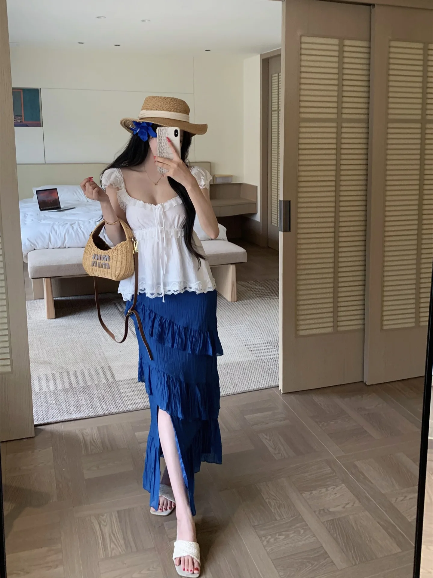 Summer Lace Short Top Women's Fashion Set with Blue Bodycon Long Skirt Two-Piece Suit Square Collar Gentle Wind Style
Summer Lace Short Top Women's Fashion Set with Blue Bodycon Long Skirt Two-Piece Suit Square Collar Gentle Wind Style