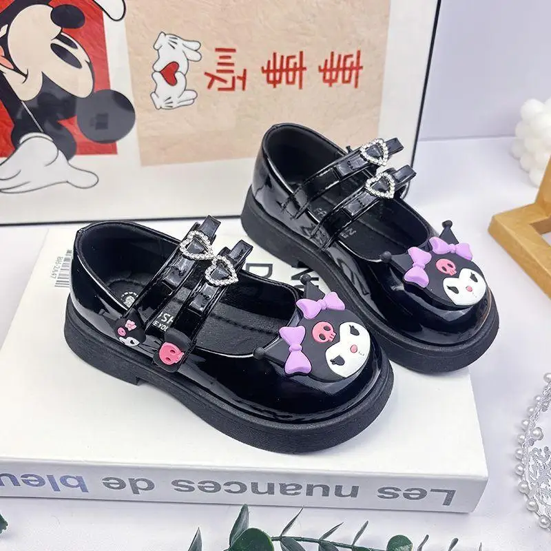 Новый стиль Sanrio Kuromi, модная обувь Мэри Джейн с героями мультфильмов, детская универсальная кожаная обувь принцессы, нескользящие сандалии с мягкой подошвой
Новый стиль Sanrio Kuromi, модная обувь Мэри Джейн с героями мультфильмов, детская универсальная кожаная обувь принцессы, нескользящие сандалии с мягкой подошвой