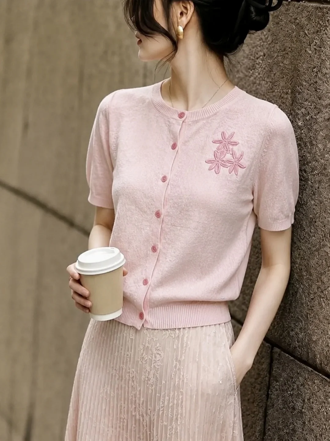 Sweet Ice Silk Knitted Short Sleeve Top Women's Fashionable Single Button Summer Soft Style Commute Korean Version Straight Cut
Sweet Ice Silk Knitted Short Sleeve Top Women's Fashionable Single Button Summer Soft Style Commute Korean Version Straight Cut