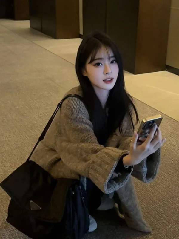 Ladies Thickened Long V-neck Knitted Sweater Korean Style Loose Fashionable Top Casual Simple Spring Autumn Seasonal Wear
Ladies Thickened Long V-neck Knitted Sweater Korean Style Loose Fashionable Top Casual Simple Spring Autumn Seasonal Wear