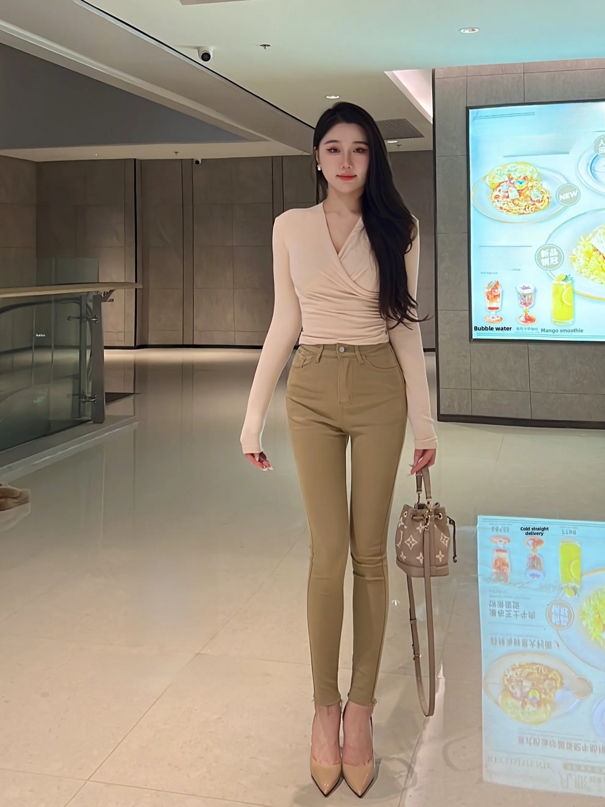 Женские джинсы цвета хаки с высокой талией, облегающие расклешенные бедра, старые деньги, весна 2025, новое поступление, универсальный эффект похудения
Женские джинсы цвета хаки с высокой талией, облегающие расклешенные бедра, старые деньги, весна 2025, новое поступление, универсальный эффект похудения