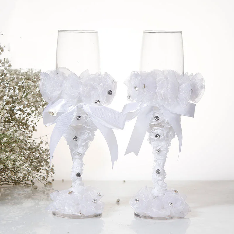The wine glasses used at the commemorative wedding banquet for the couple getting married in a Western-style church
The wine glasses used at the commemorative wedding banquet for the couple getting married in a Western-style church
