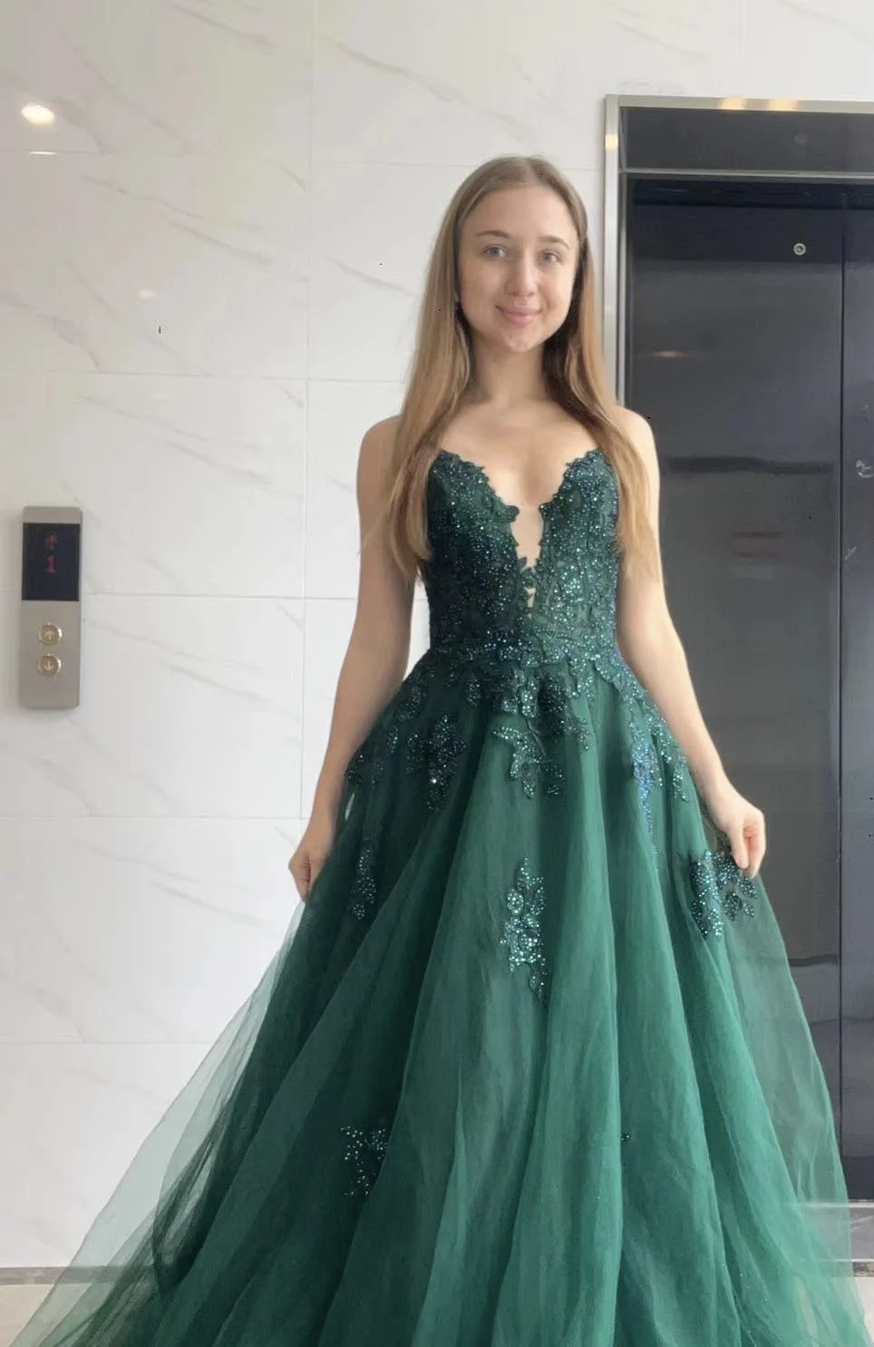 Tulle Deep V-neck Appliques A-line Evening Dresses Spaghetti Straps Ruched Lace Up High Slit Backless Women Outdaoor Party Dress
Tulle Deep V-neck Appliques A-line Evening Dresses Spaghetti Straps Ruched Lace Up High Slit Backless Women Outdaoor Party Dress