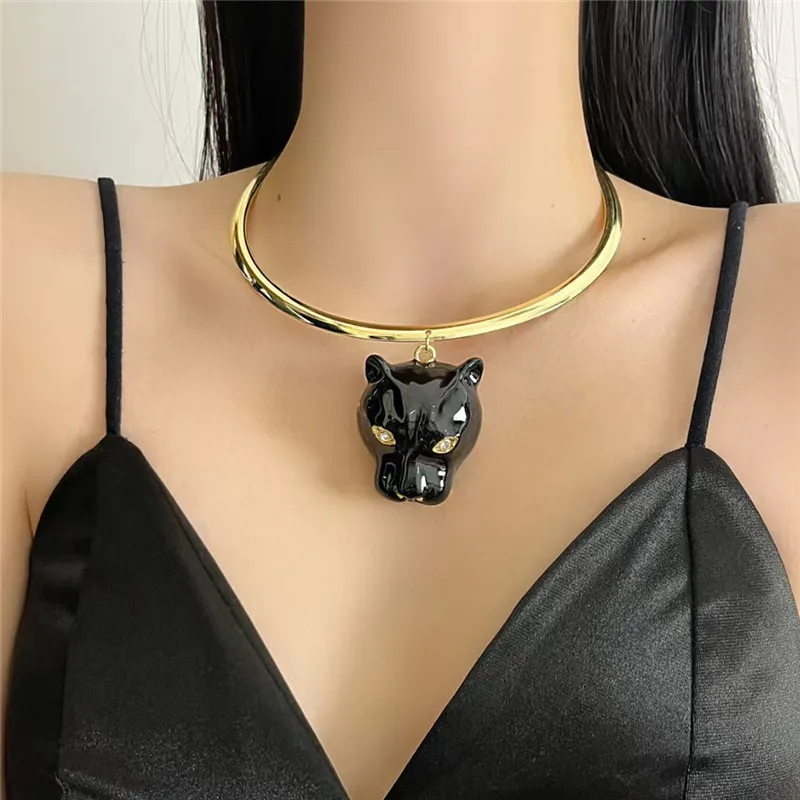 Original Design Metal Enamel Leopard Head Pendant Necklace for Women Extravagant Autumn Winter Luxury Party Jewelry Accessory
Original Design Metal Enamel Leopard Head Pendant Necklace for Women Extravagant Autumn Winter Luxury Party Jewelry Accessory