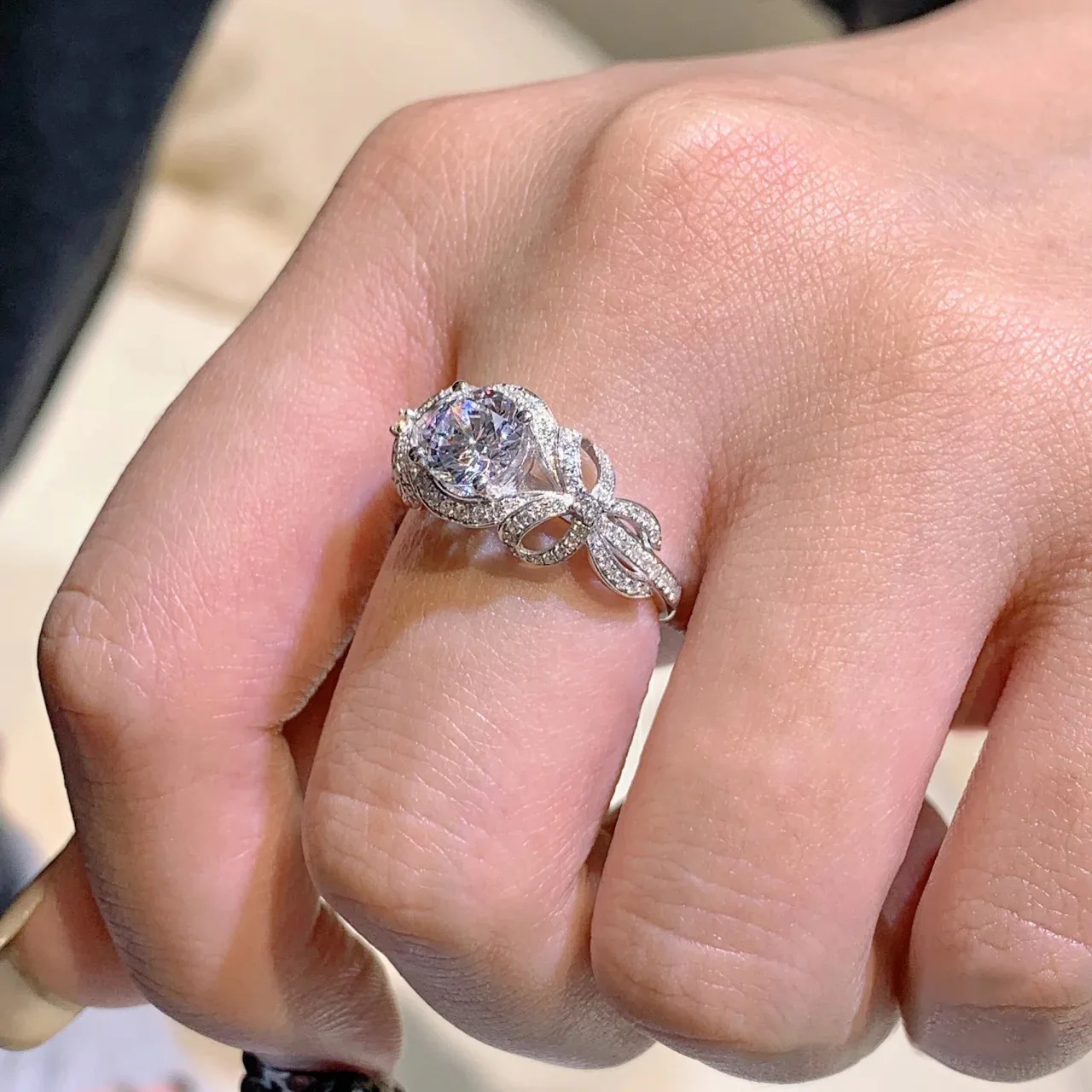 Light luxury elegant and luxurious inlay diamonds bowknot ring sweet style silver 925 wedding ring engagement jewelry for women
Light luxury elegant and luxurious inlay diamonds bowknot ring sweet style silver 925 wedding ring engagement jewelry for women