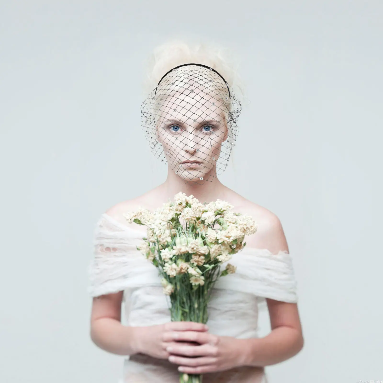 Exquisite Mesh Headband Veil Bridal Headpiece for Wedding Bride Tea Party Ball Festival Carnival Photography Stage Performance
Exquisite Mesh Headband Veil Bridal Headpiece for Wedding Bride Tea Party Ball Festival Carnival Photography Stage Performance
