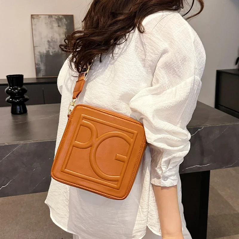 New Trendy Zipper Shoulder Bag Women's Stylish Crossbody Purse Vintage Minimalist Design Large Capacity Handbag
New Trendy Zipper Shoulder Bag Women's Stylish Crossbody Purse Vintage Minimalist Design Large Capacity Handbag