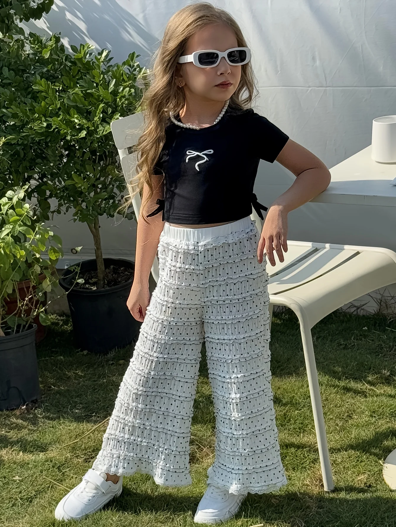 Girls' two-piece summer fashion bow embroidered short sleeved shirt paired with casual polka dot pleated pants
Girls' two-piece summer fashion bow embroidered short sleeved shirt paired with casual polka dot pleated pants