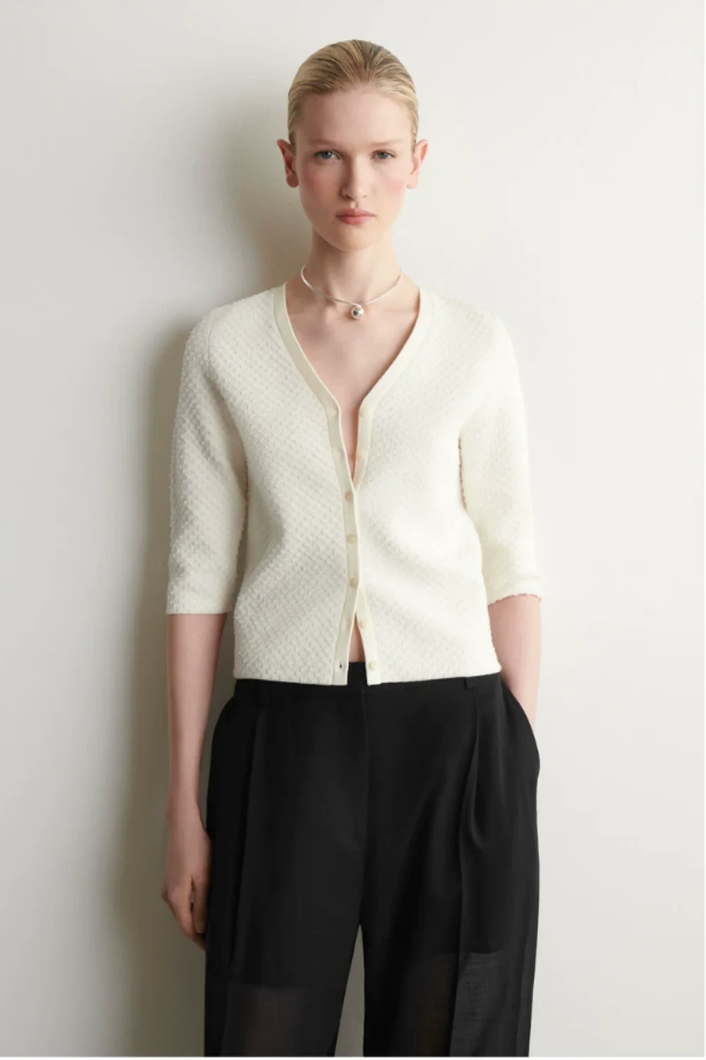 XIMIAN APPAREL 2026 traf cos summer new style of Women's casual Standard style cream-colored v-neck jacquard knitted cardigan
XIMIAN APPAREL 2026 traf cos summer new style of Women's casual Standard style cream-colored v-neck jacquard knitted cardigan