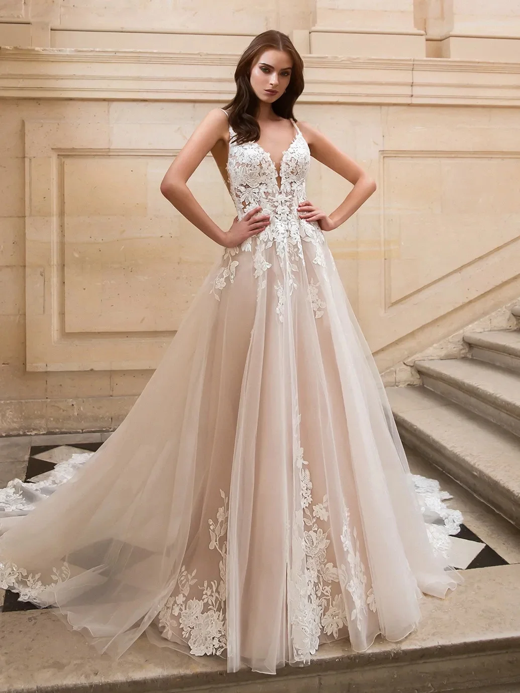 Charming Ivory A Line Wedding Dresses Lace Appliques Sleeveless Bridal Gowns Backless Floor Length Customized Vestidos De Mariee
Charming Ivory A Line Wedding Dresses Lace Appliques Sleeveless Bridal Gowns Backless Floor Length Customized Vestidos De Mariee
