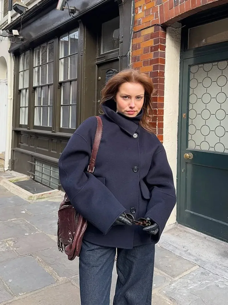 Ретро-пальто из твида свободного кроя с воротником-стойкой, женское, модное, повседневное, серое, на одной пуговице, короткое, осенняя шикарная уличная одежда 2025
Ретро-пальто из твида свободного кроя с воротником-стойкой, женское, модное, повседневное, серое, на одной пуговице, короткое, осенняя шикарная уличная одежда 2025