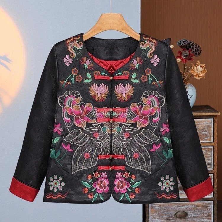 Новая зимняя китайская этническая вышитая хлопковая куртка-ципао с пуговицами, утепленная, с длинным рукавом, свободного кроя, в стиле тан-костюм, блузка
Новая зимняя китайская этническая вышитая хлопковая куртка-ципао с пуговицами, утепленная, с длинным рукавом, свободного кроя, в стиле тан-костюм, блузка