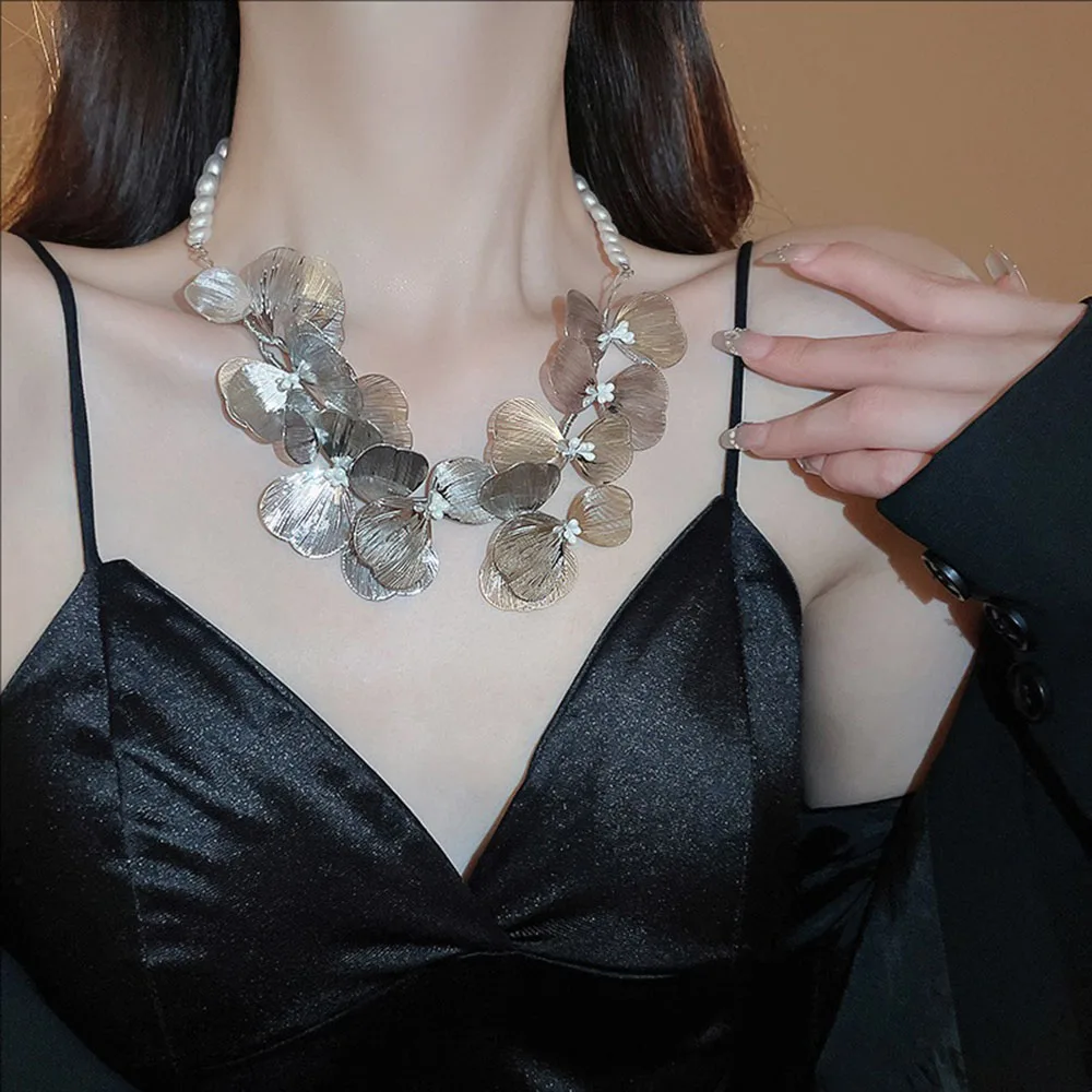 French High-end Style Hollowed-out Metal Flower Pearl Necklace Collarbone Chain New Fashionable And Elegant Neckband
French High-end Style Hollowed-out Metal Flower Pearl Necklace Collarbone Chain New Fashionable And Elegant Neckband