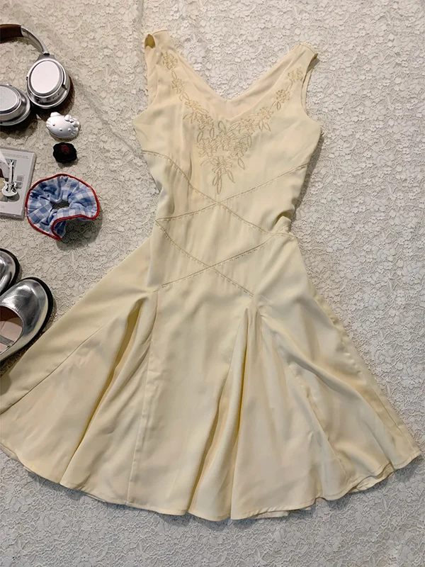 Original Yellow Embroidered V-neck Vest Dress Women's Summer Vintage Short Skirt Casual Style A-line Silhouette Sleeveless
Original Yellow Embroidered V-neck Vest Dress Women's Summer Vintage Short Skirt Casual Style A-line Silhouette Sleeveless