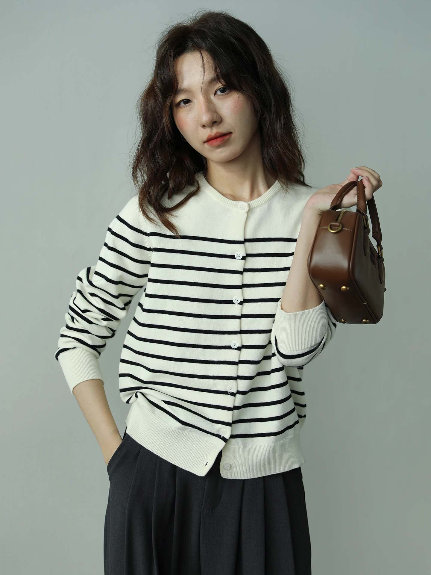 Loose Fit Long Sve round Ne Knitted Sweater Coat Women's Autumn Winter New Sle Slimming Top Stripe Lazy Sle Knitwear
Loose Fit Long Sve round Ne Knitted Sweater Coat Women's Autumn Winter New Sle Slimming Top Stripe Lazy Sle Knitwear