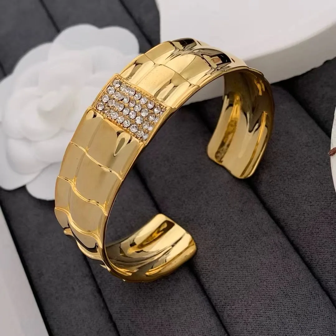 Temperament Advanced personalized with rhinestone bracelet for women's Girl party gift Jewelry accessories 
Temperament Advanced personalized with rhinestone bracelet for women's Girl party gift Jewelry accessories