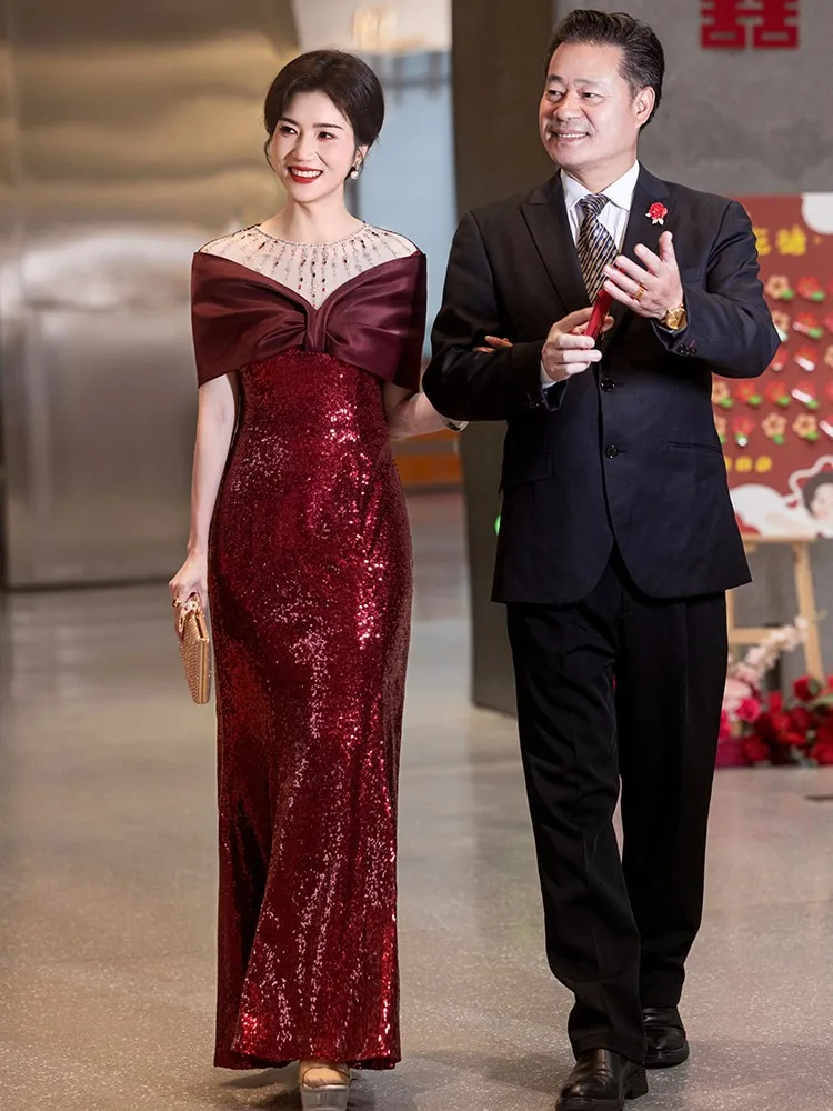 A and light luxury dress for banquet host with red sequined
A and light luxury dress for banquet host with red sequined