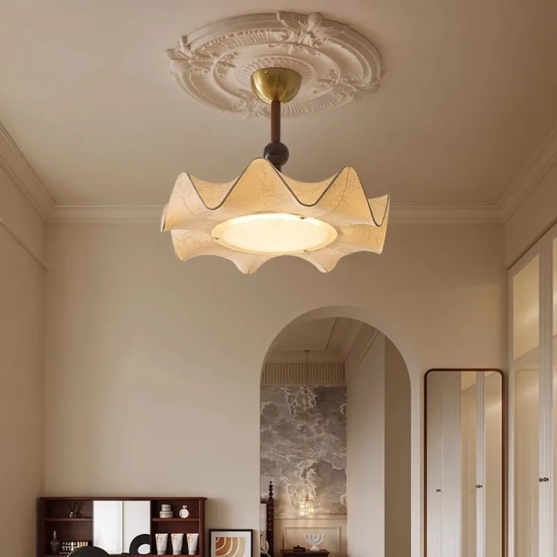 French medieval style bedroom lamp, wabi-sabi style Zen vintage study ceiling lamp, Nanyang style printed fabric chandelier
French medieval style bedroom lamp, wabi-sabi style Zen vintage study ceiling lamp, Nanyang style printed fabric chandelier