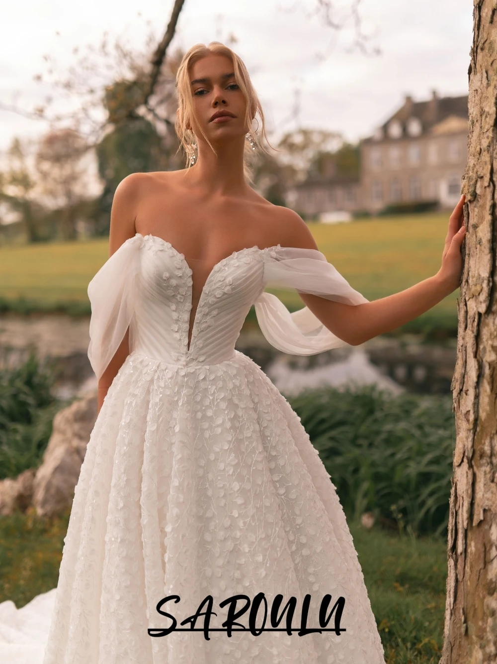 Off Shoulder Wedding Dress Deep V Neck Tulle Bubble Sleeves Low Back Romantic 3D Embellished Bridal Gown For Garden Weddings
Off Shoulder Wedding Dress Deep V Neck Tulle Bubble Sleeves Low Back Romantic 3D Embellished Bridal Gown For Garden Weddings