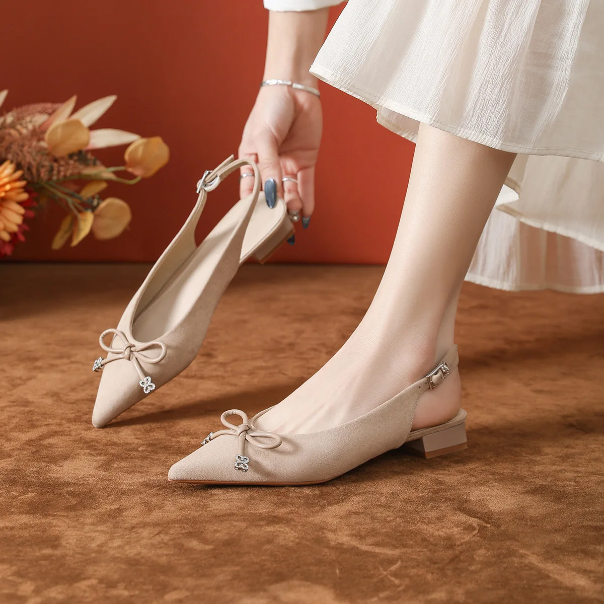 2025 Suede pointed thick heel small fragrant women's shoes versatile with skirts new bow sandals low heel bag head heels women
2025 Suede pointed thick heel small fragrant women's shoes versatile with skirts new bow sandals low heel bag head heels women