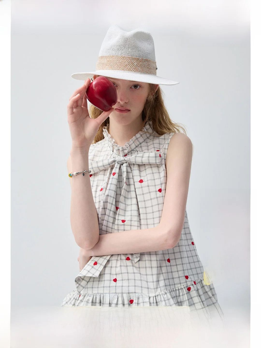 Sweetheart VEGA CHANG Plaid Heart Sleeveless Shirt Summer 2026 New Design Retro Shirt Casual Style Embroidered Regular Fit
Sweetheart VEGA CHANG Plaid Heart Sleeveless Shirt Summer 2026 New Design Retro Shirt Casual Style Embroidered Regular Fit