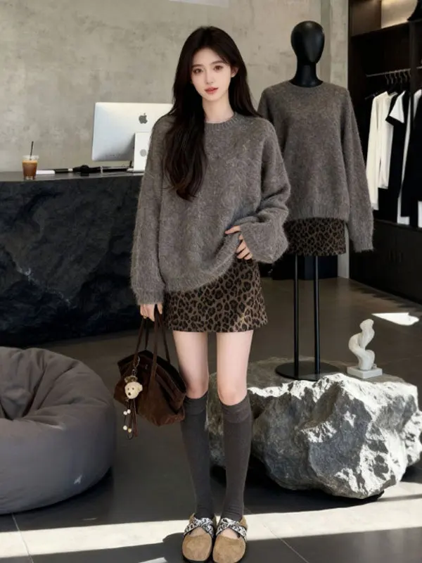 Комплект из вязаного свитера с леопардовым принтом и юбки-карандаш в корейском стиле, удобный, с высокой талией, для осени и зимы
Комплект из вязаного свитера с леопардовым принтом и юбки-карандаш в корейском стиле, удобный, с высокой талией, для осени и зимы