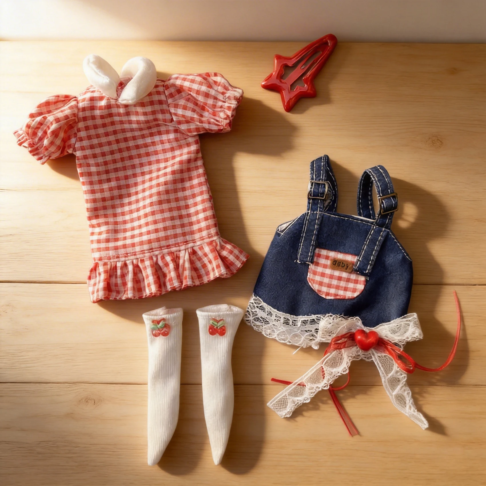 Комплект одежды Americana Sweet Style 1/6 BJD для куклы 30 см: топ в клетку, джинсовые комбинезоны, носки с вишнями — полный кавайный наряд
Комплект одежды Americana Sweet Style 1/6 BJD для куклы 30 см: топ в клетку, джинсовые комбинезоны, носки с вишнями — полный кавайный наряд