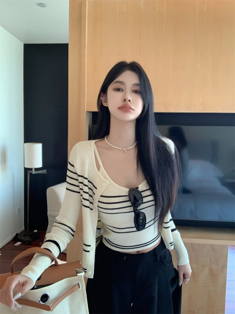 Women's Knitted Long Sleeve Loose Coat And Tank Top Set Stripe Pattern Winter Fashion Outfit Casual Commute Style Two-Piece Set
Women's Knitted Long Sleeve Loose Coat And Tank Top Set Stripe Pattern Winter Fashion Outfit Casual Commute Style Two-Piece Set