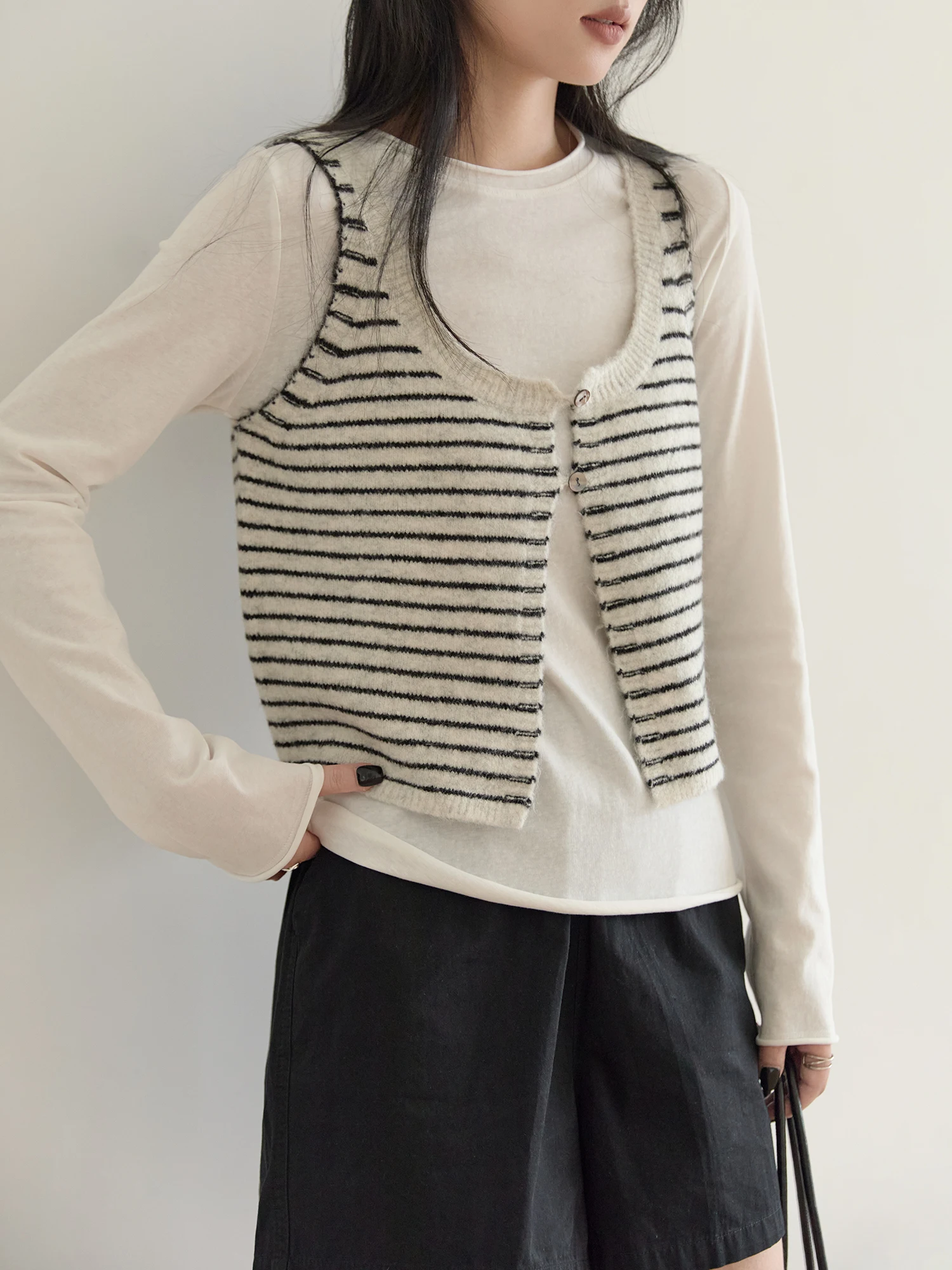 Корейский цветной вязаный жилет в полоску для женщин, осенняя верхняя одежда, многослойный, из смесовой шерсти, с круглым вырезом
Корейский цветной вязаный жилет в полоску для женщин, осенняя верхняя одежда, многослойный, из смесовой шерсти, с круглым вырезом