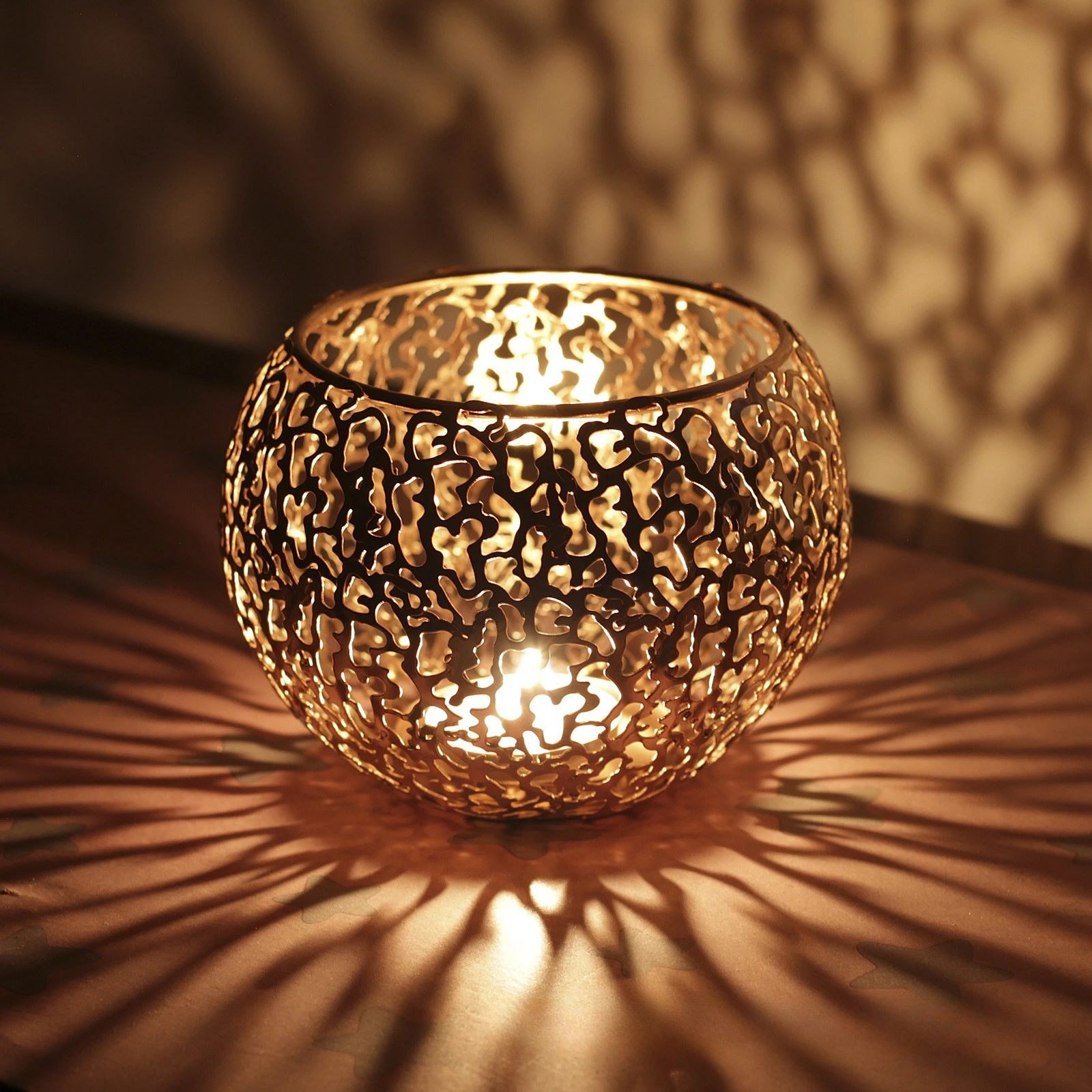 Creative Gold Vintage Electroplated Aromatherapy Hollowed Metal Iron Candle Holder Cover Decoration
Creative Gold Vintage Electroplated Aromatherapy Hollowed Metal Iron Candle Holder Cover Decoration