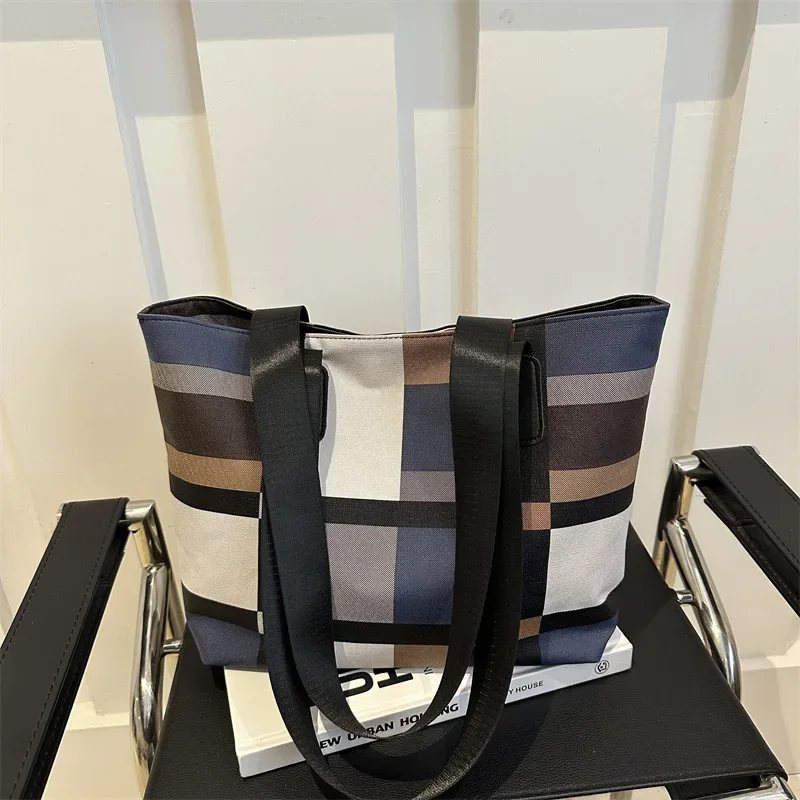 Fashion women's bags, tote bags, contrasting handbags, large plaid shoulder bags.
Fashion women's bags, tote bags, contrasting handbags, large plaid shoulder bags.