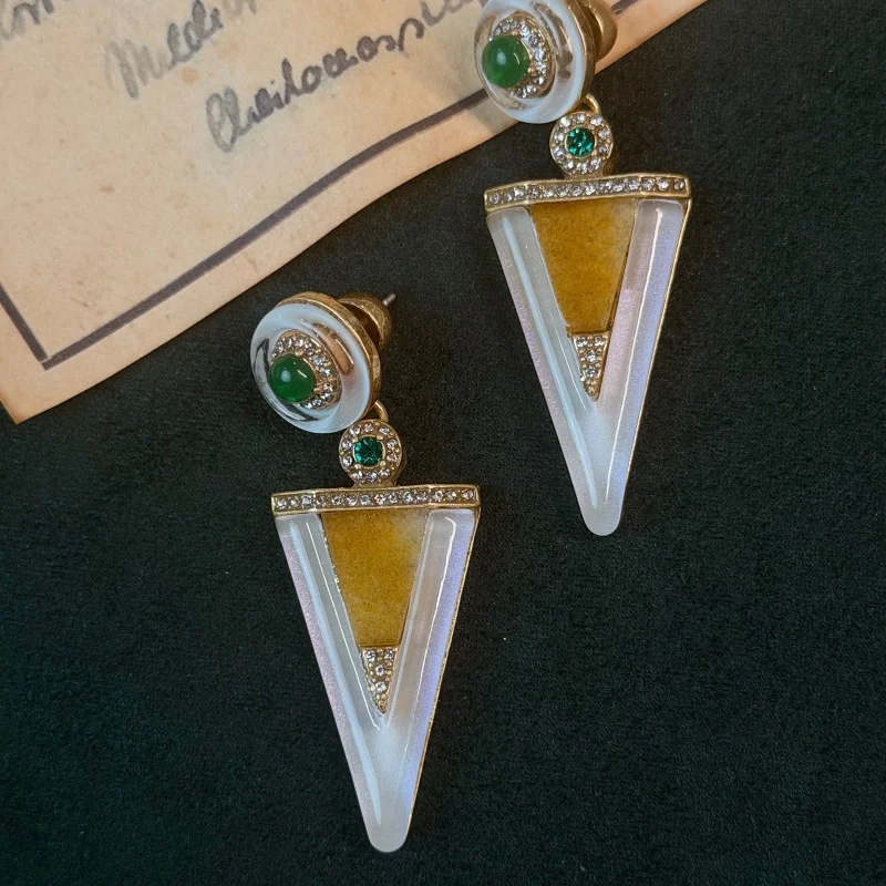 Vintage Green Glazed Glacier White Shell Earrings V-Shaped Jewelry For Women 2026 Trending Natural Retro Luxury Designers Brand
Vintage Green Glazed Glacier White Shell Earrings V-Shaped Jewelry For Women 2026 Trending Natural Retro Luxury Designers Brand