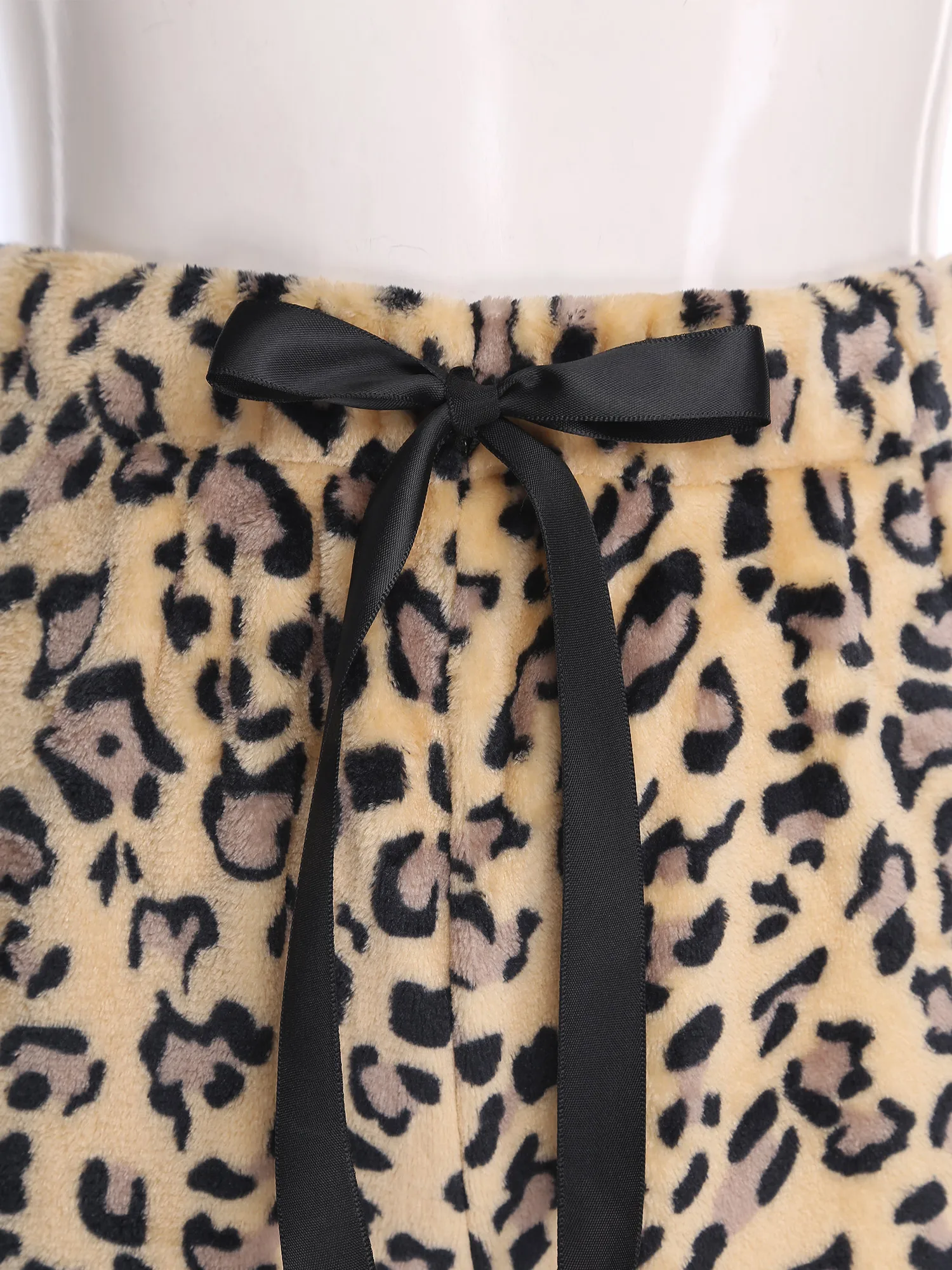 Leopard Print Women Warm Flannel Long Pants Elastic Waistband Wide Leg Pants Casual Trousers for Office Weekend Vacation
Leopard Print Women Warm Flannel Long Pants Elastic Waistband Wide Leg Pants Casual Trousers for Office Weekend Vacation