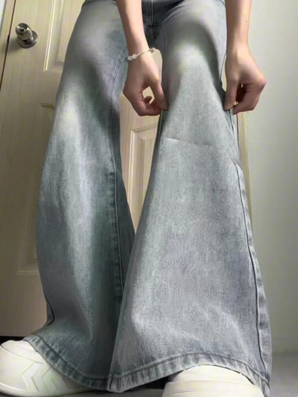 Джинсы-колокольчики с высокой талией, женские светло-голубые утягивающие брюки на бедрах, большой размер, груша, облегающие тело, осенние новые джинсовые брюки
Джинсы-колокольчики с высокой талией, женские светло-голубые утягивающие брюки на бедрах, большой размер, груша, облегающие тело, осенние новые джинсовые брюки