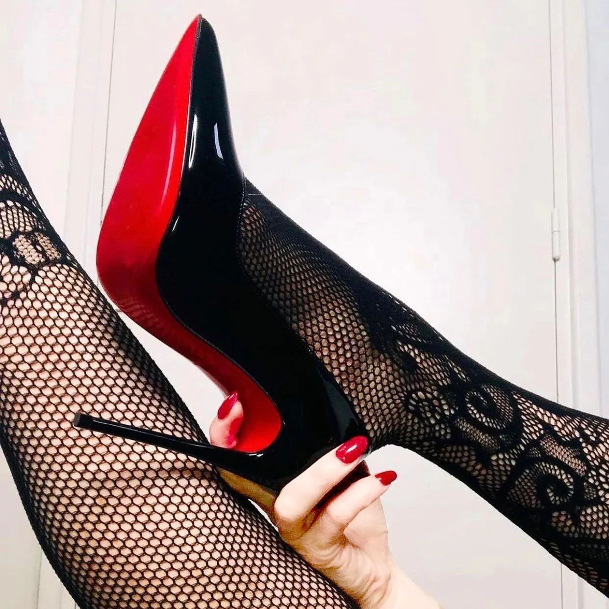 Ladies Fashion designer party Shoes black red sole high heels pointed toe sexy patent leather women's shoes
Ladies Fashion designer party Shoes black red sole high heels pointed toe sexy patent leather women's shoes