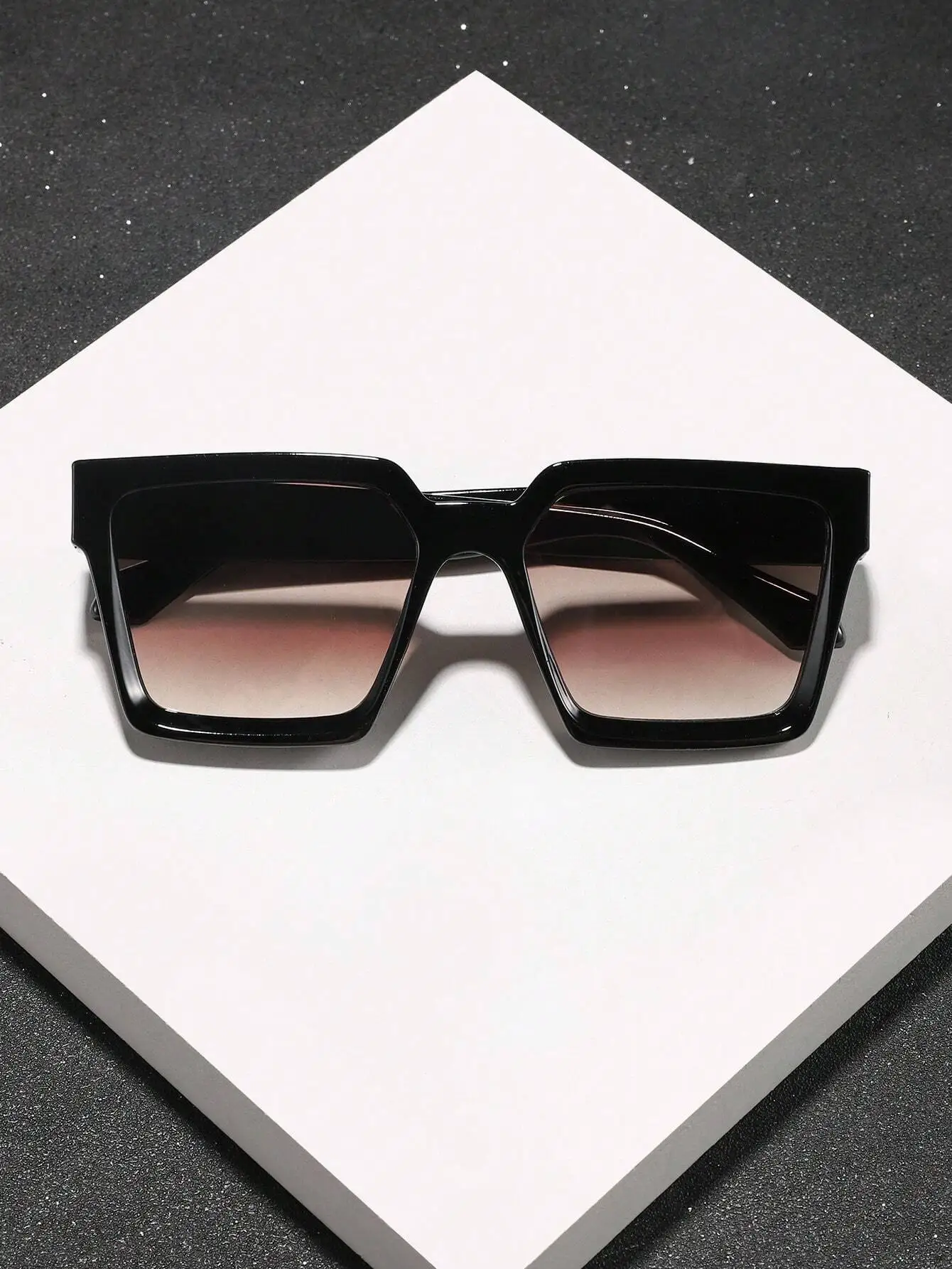 Unisex Oversized Square Acrylic Sunglasses with Gradient Lenses for Beach Travel
Unisex Oversized Square Acrylic Sunglasses with Gradient Lenses for Beach Travel