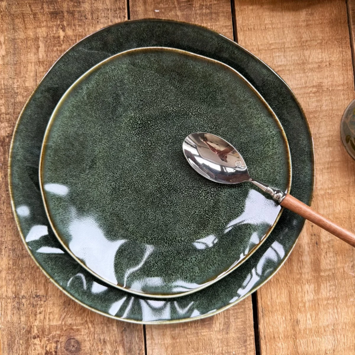 Retro Green Ceramic Plate Creative Irregular Home Use Dish Fruit Sushi Plate Beautiful Glazed under Color Flat Plate
Retro Green Ceramic Plate Creative Irregular Home Use Dish Fruit Sushi Plate Beautiful Glazed under Color Flat Plate