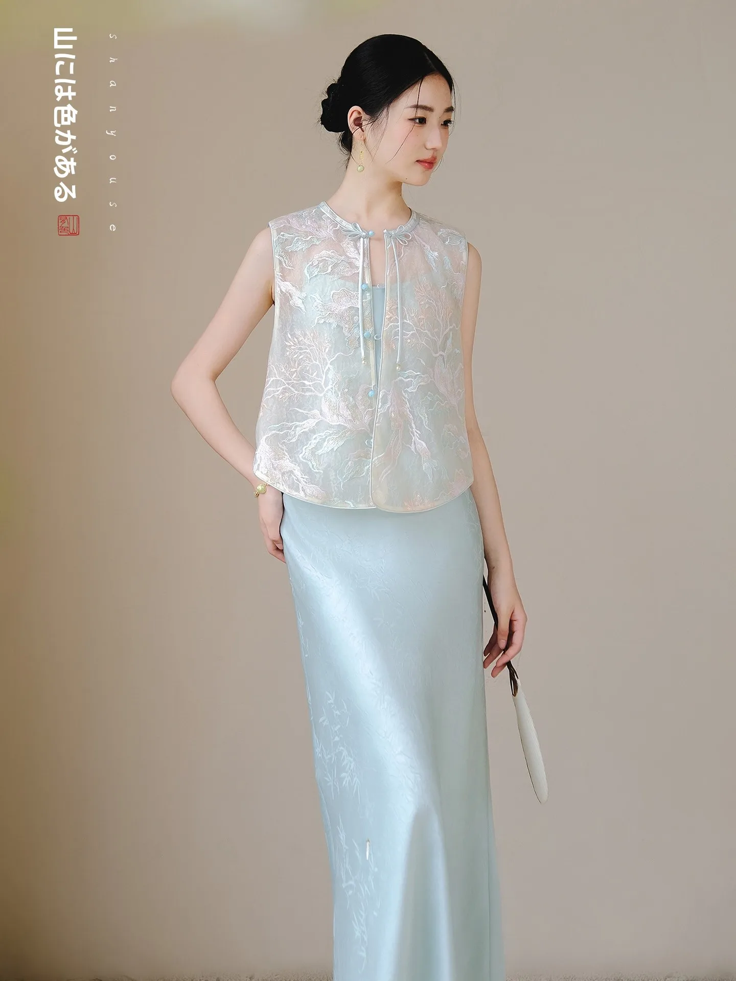 Новая летняя китайская вышитая блузка 2025 года с изысканной вышивкой «Горы и облака»
Новая летняя китайская вышитая блузка 2025 года с изысканной вышивкой «Горы и облака»