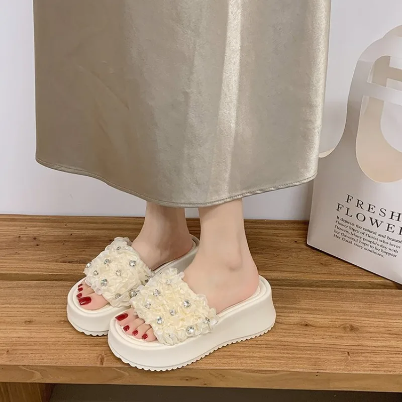 Flower Rhinestone Platform Platform Slippers Women Wear Trifle Slippers Summer 2026
Flower Rhinestone Platform Platform Slippers Women Wear Trifle Slippers Summer 2026