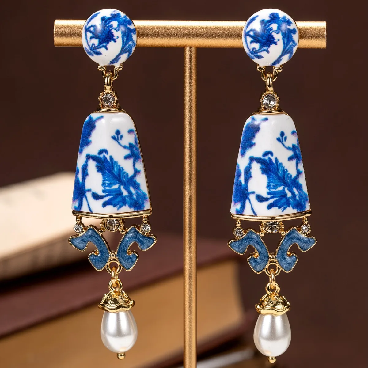Medieval Vintage Blue and White Porcelain Vase Ethnic Style Earrings New Chinese Style Classical Enamel Earrings for Women
Medieval Vintage Blue and White Porcelain Vase Ethnic Style Earrings New Chinese Style Classical Enamel Earrings for Women