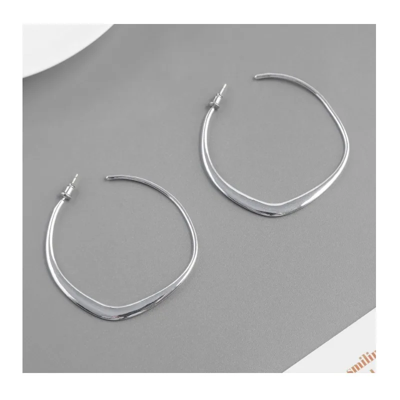 Classic Irregular Earrings, Niche Simple Temperament in Winter, Advanced Sense, Irregular Large Earrings, Earrings.
Classic Irregular Earrings, Niche Simple Temperament in Winter, Advanced Sense, Irregular Large Earrings, Earrings.