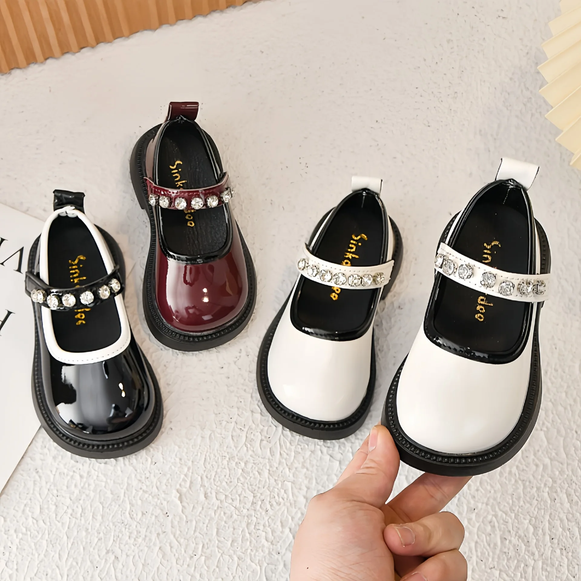 Girls Leather Shoes Round Toes Glossy Kids Performance Shoes Pu Soft Sole 2025 Spring Autumn Girls Flat Shoes Non-slip Ins Trend
Girls Leather Shoes Round Toes Glossy Kids Performance Shoes Pu Soft Sole 2025 Spring Autumn Girls Flat Shoes Non-slip Ins Trend