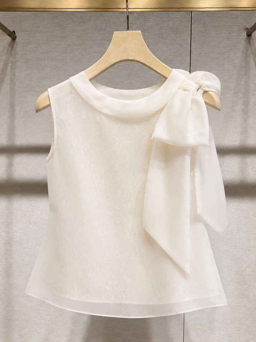 Elegant No-Sleeve Vest Women's Fashionable Outerwear Summer 2026 Age-Defying Belted Top Korean Style Straight Cut Silk Shirt
Elegant No-Sleeve Vest Women's Fashionable Outerwear Summer 2026 Age-Defying Belted Top Korean Style Straight Cut Silk Shirt