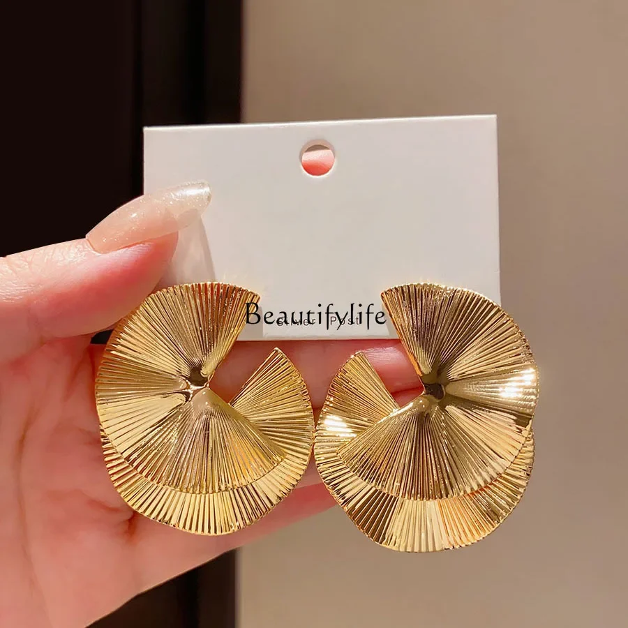 Irregular design sense fashion exaggerated large earrings fan-shaped metal texture 18K gold
Irregular design sense fashion exaggerated large earrings fan-shaped metal texture 18K gold