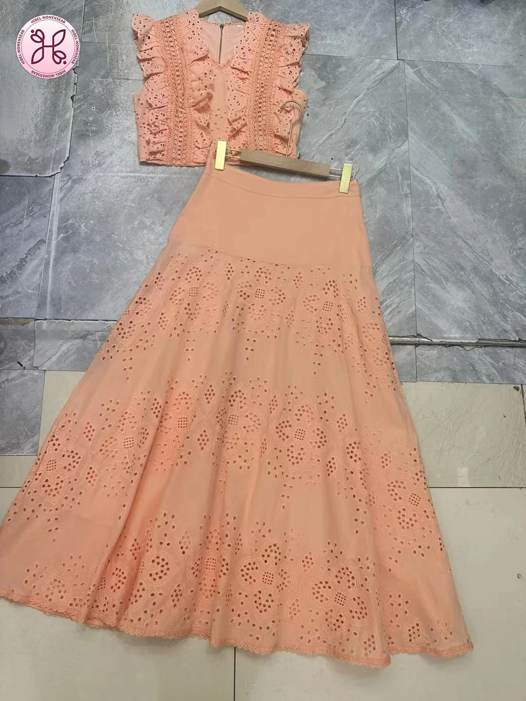 Elegant Solid Two Piece Set for Women V Neck Sleeveless Short Top High Waist Loose Long Skirts Hollow Out Set Female Fashion
Elegant Solid Two Piece Set for Women V Neck Sleeveless Short Top High Waist Loose Long Skirts Hollow Out Set Female Fashion