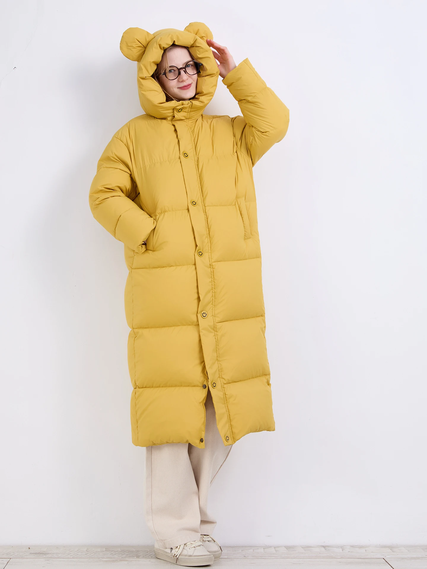 Удлиненное женское пуховое пальто до колена, стеганое, ветрозащитное, на молнии, с длинными рукавами, желтое, на пуху.
Удлиненное женское пуховое пальто до колена, стеганое, ветрозащитное, на молнии, с длинными рукавами, желтое, на пуху.