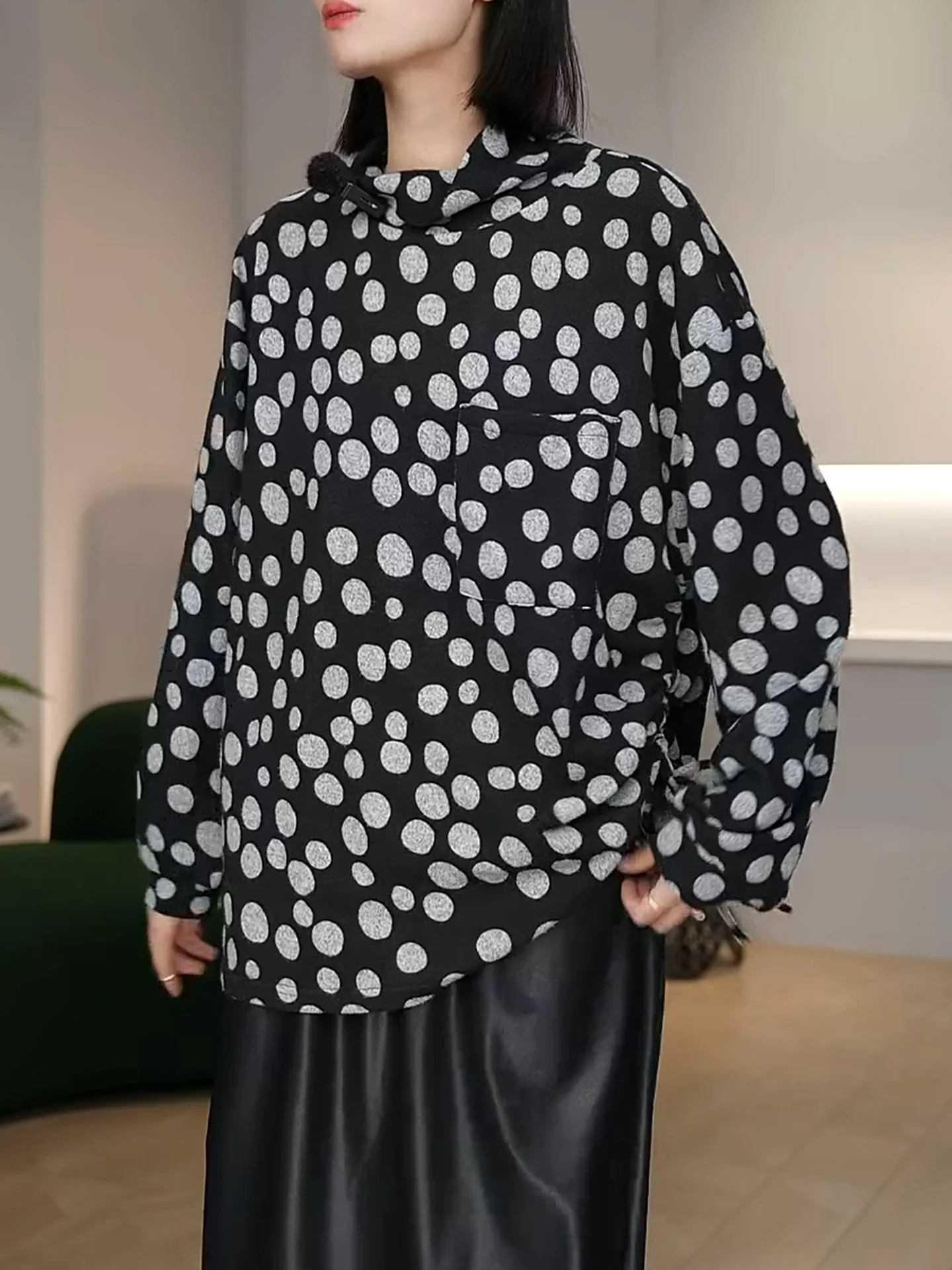 Женская футболка с высоким воротником в стиле ретро, черная, в горошек, с длинными рукавами, свободного кроя, больших размеров, художественная, универсальная, для ношения под одеждой, повседневный топ
Женская футболка с высоким воротником в стиле ретро, черная, в горошек, с длинными рукавами, свободного кроя, больших размеров, художественная, универсальная, для ношения под одеждой, повседневный топ