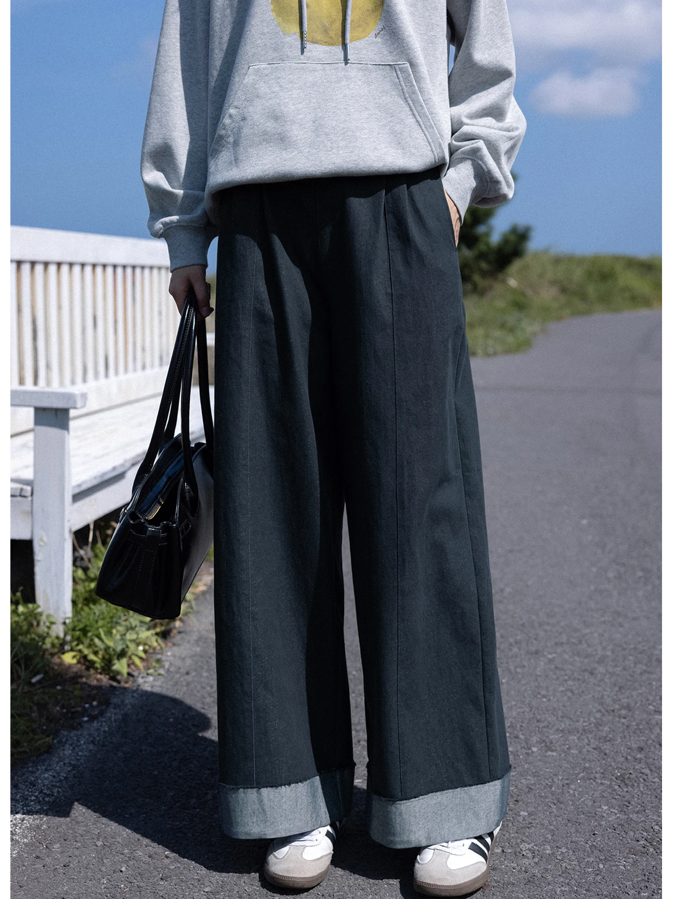 Retro Turn-Up Wide Leg Pants Women Loose Stylish Casual Cotton Denim Fabric Straight Cut High Waist Zipper Casual Trousers
Retro Turn-Up Wide Leg Pants Women Loose Stylish Casual Cotton Denim Fabric Straight Cut High Waist Zipper Casual Trousers