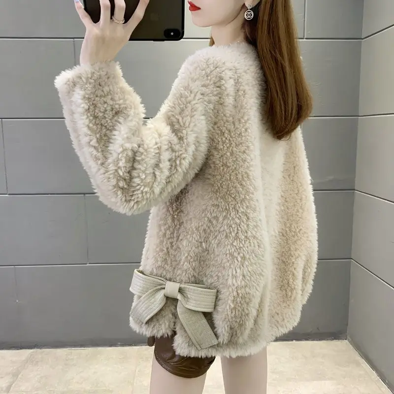 2023 Fashion Women Winter Genuine Wool Fur Jackets Female Short Solid Color Bow Overcoats Ladies O-neck Real Fur Coats A436
2023 Fashion Women Winter Genuine Wool Fur Jackets Female Short Solid Color Bow Overcoats Ladies O-neck Real Fur Coats A436